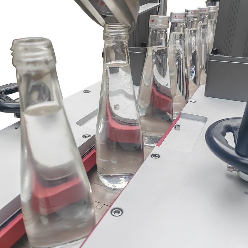 Threaded aluminum cap locking machine