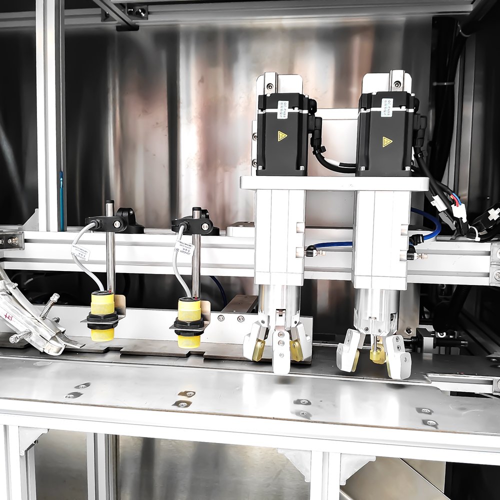 Self-standing bag double-head cabinet filling machine